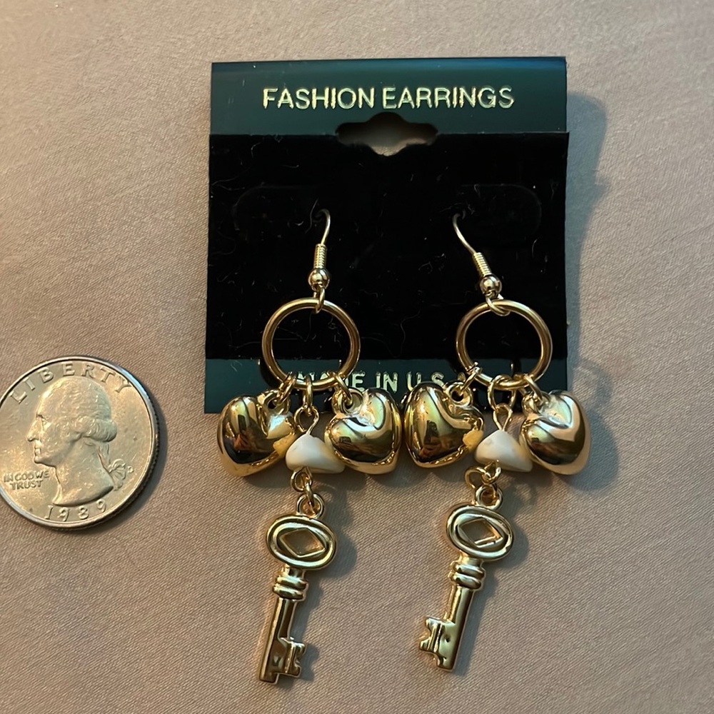 Plastic Puff gold hearts and key hanging earrings